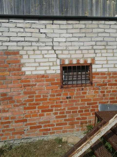Что нужно сделать, чтобы стена в кирпичном здании не отсыревала?