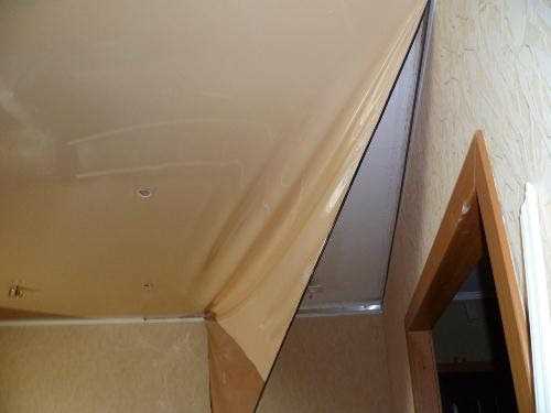 Можно ли временно снять натяжной потолок и его же потом натянуть?