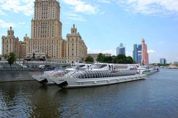 На какой станции метро в Москве находится гостиница Украина