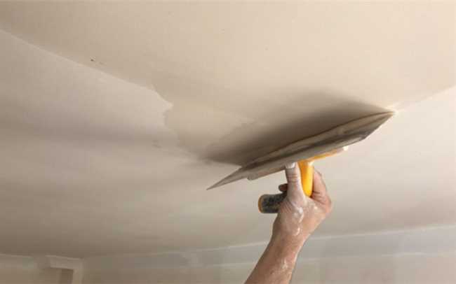 Возможные проблемы при окрашивании потолка после шпаклевки