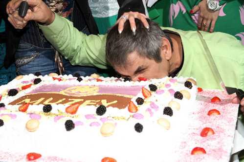 Кинь торт. Торт в лицо на день рождения.
